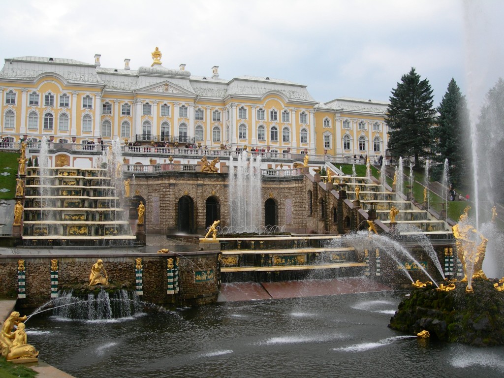 The Peterhof Great Cascade fountains. Photo by Cottbus.