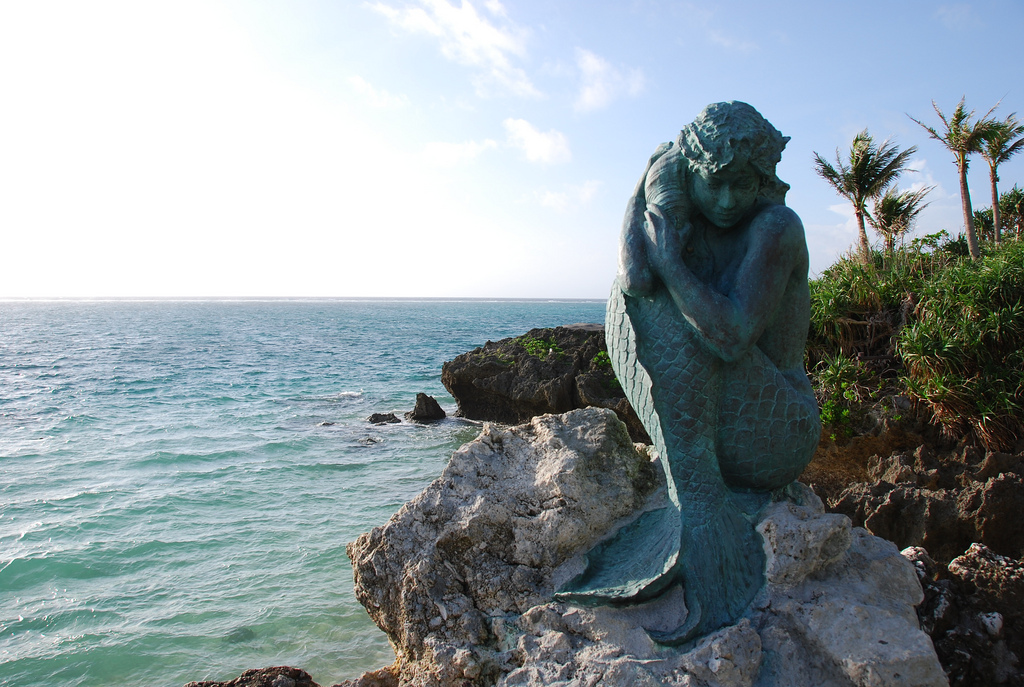 Moon Beach Mermaid Statue. Photo © by Innuent.